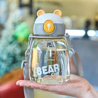 希乐700ml小熊熊吸管杯背带水杯女小学生可爱便携塑料宝宝幼儿园水壶