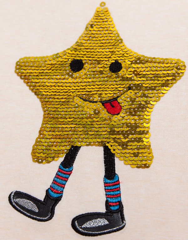 星星图案由缝制亮片填满星星图案,结合刺绣工艺,丰富色彩,使图案变得